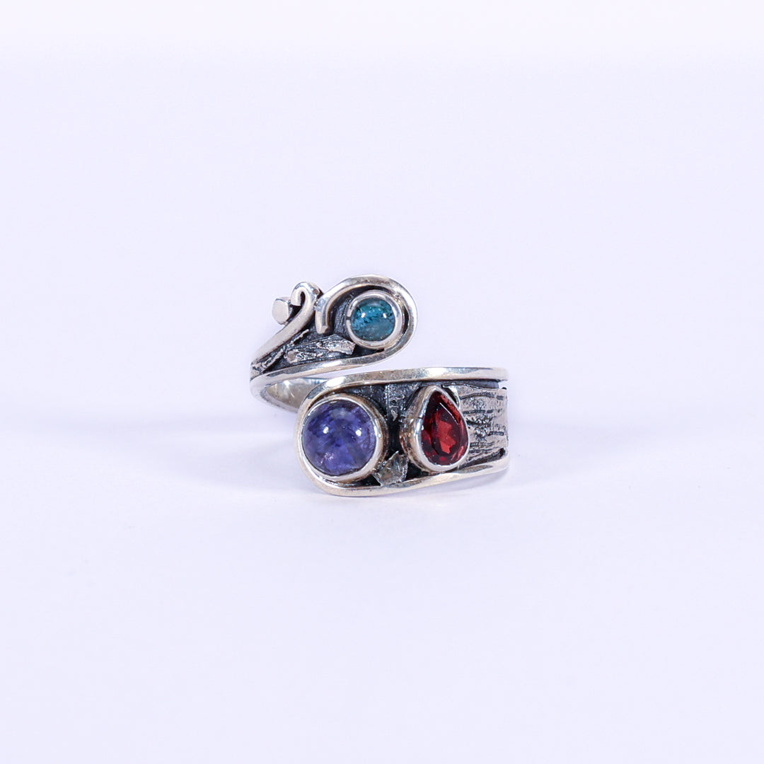 Triple ring of garnet, iolite, and labradorite - Effraye