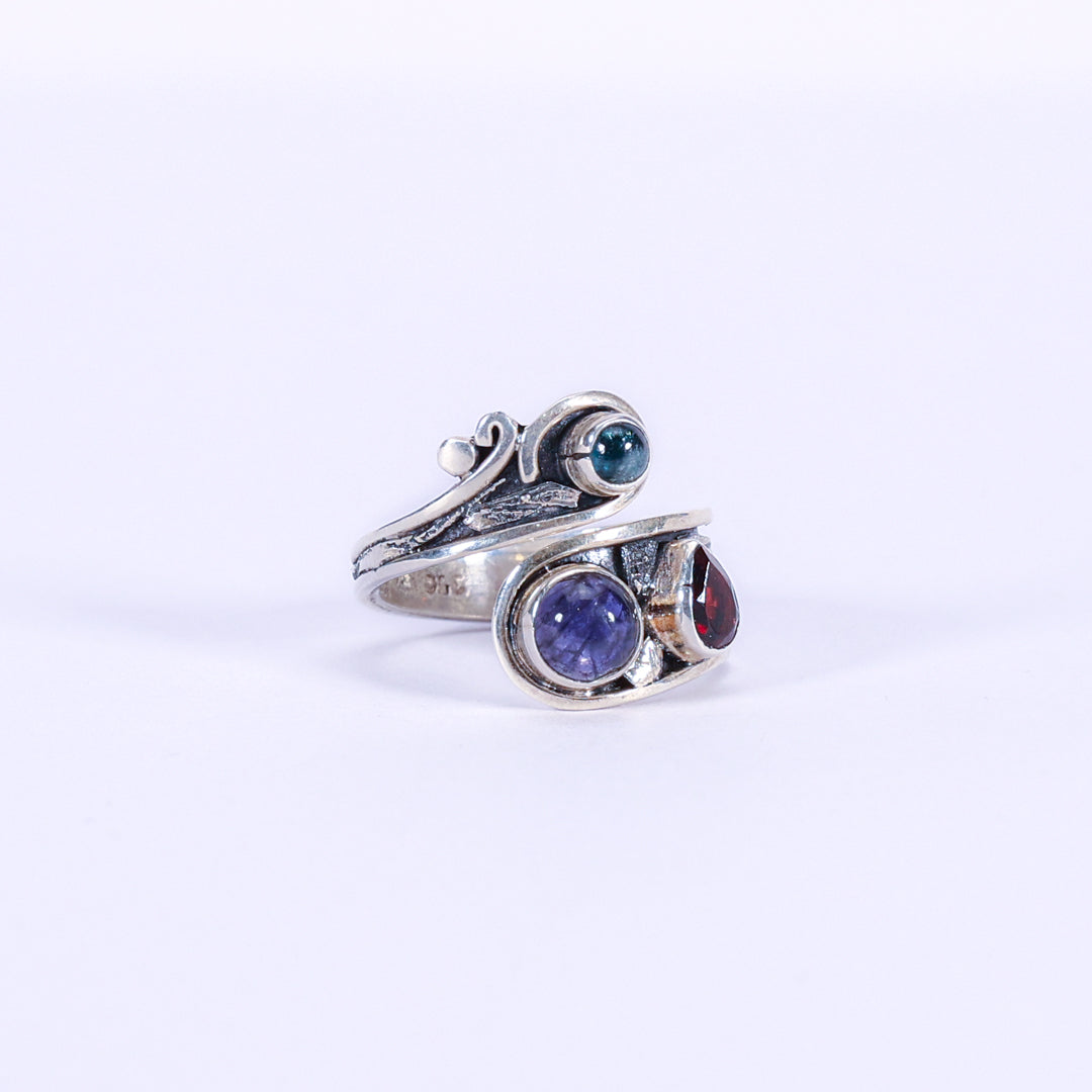 Triple ring of garnet, iolite, and labradorite - Effraye