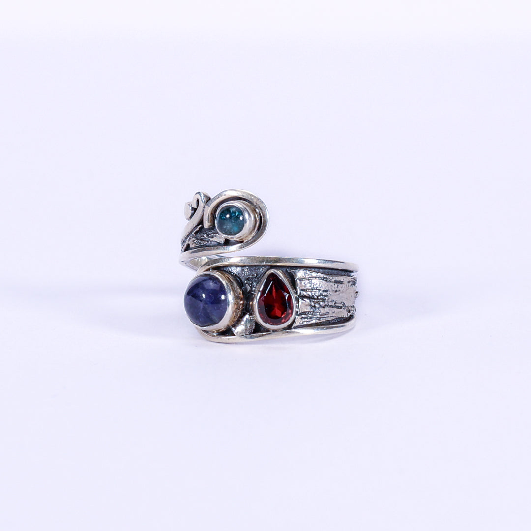 Triple ring of garnet, iolite, and labradorite - Effraye