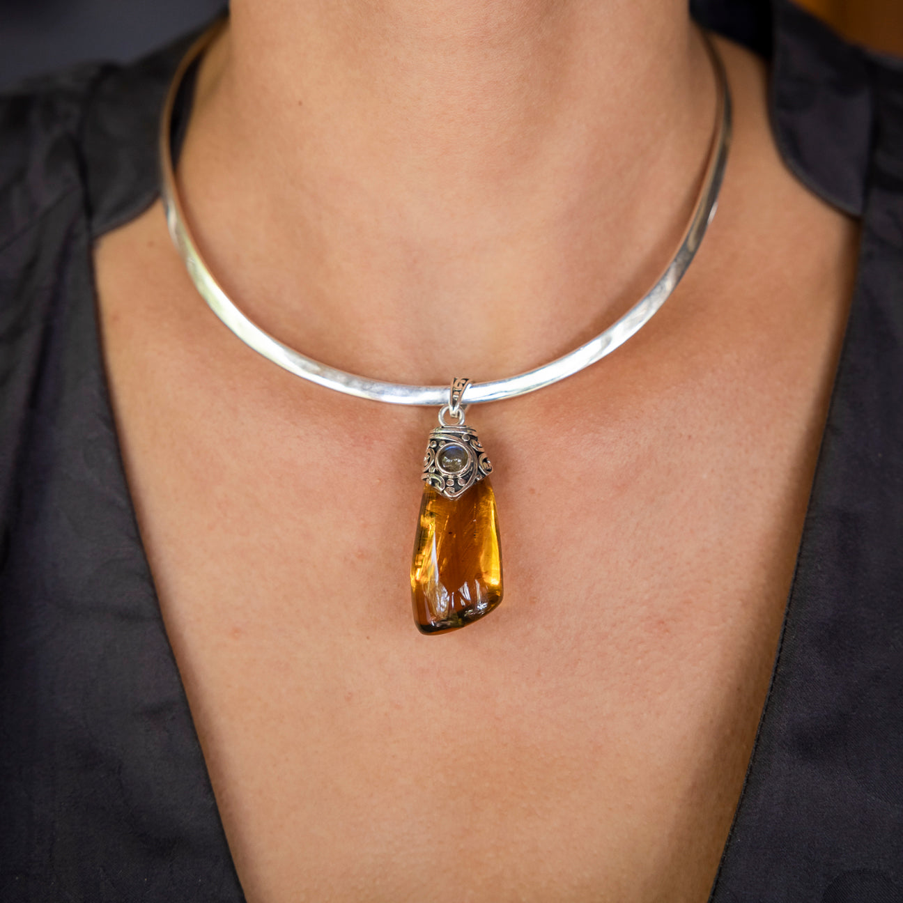 Amber pendant with insect and labradorite in silver - Sóol